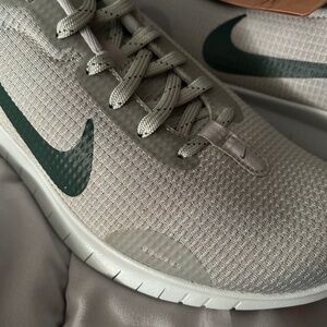 Nike Ladies 9.5 Sneaker